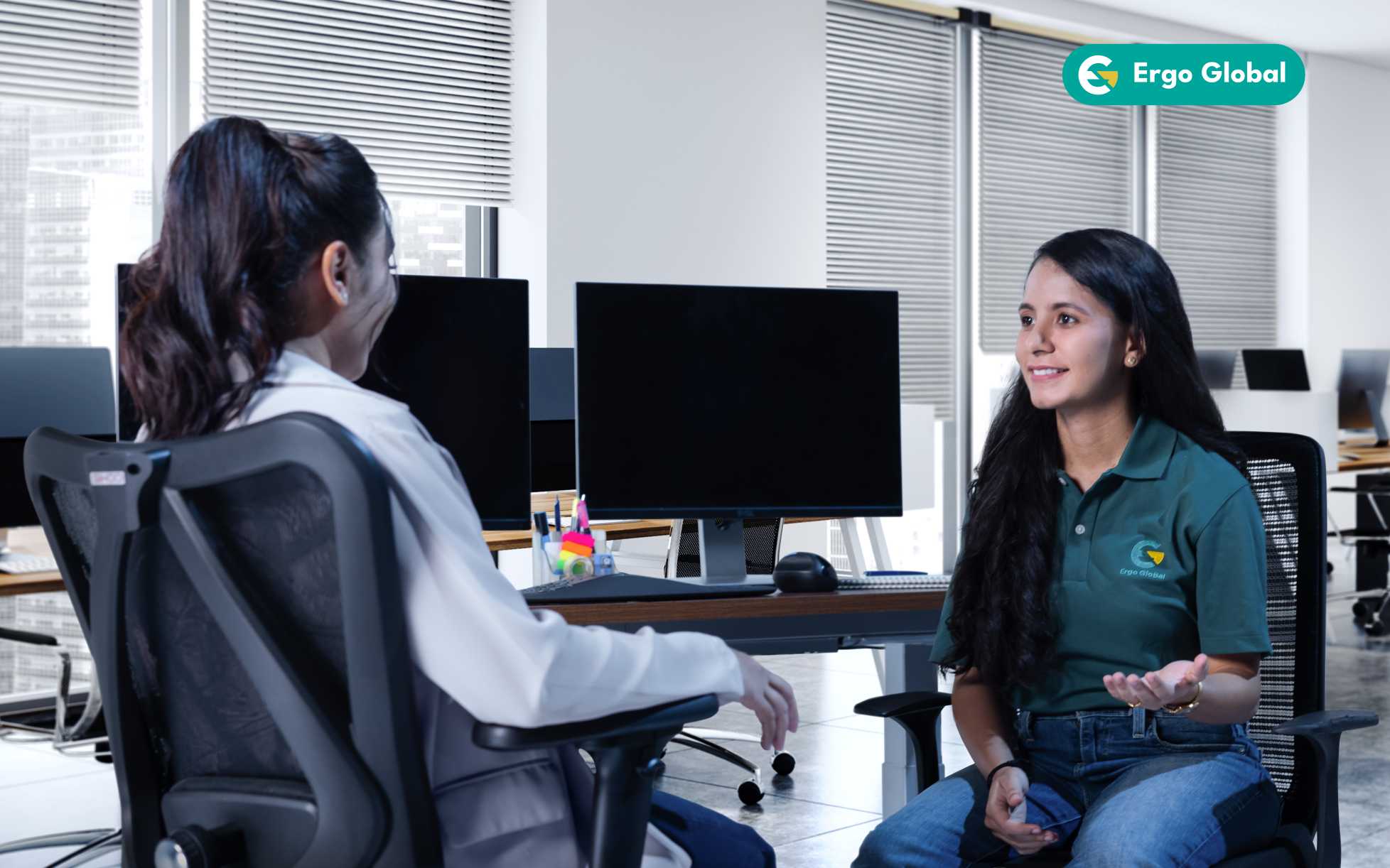 Ergonomist giving ergonomics tips for a workplace